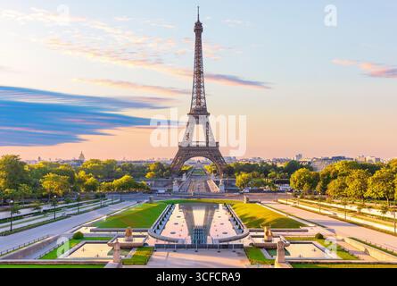 Blick auf den Eiffelturm von Trocadero-Gärten mit Springbrunnen, berühmter Ort des Besuchs Frankreichs. Stockfoto