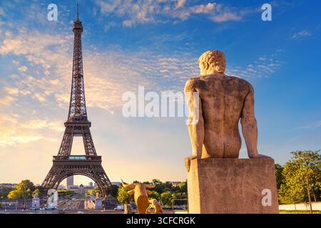Blick auf den Eiffelturm mit der Silhouette der Atlasstatue von Trocadero, Paris. Stockfoto