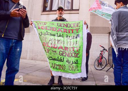 London, Großbritannien. August 2025. Unterstützer versammeln sich vor dem Central Criminal Court, im Volksmund als Old Bailey bekannt, als sechs der pro-palästinensischen „Filton 24“-Aktivisten vor Gericht wegen einer direkten Aktion bei der israelischen Rüstungsfirma Elbit Systems in Bristol erscheinen. Zur gleichen Zeit findet auch eine Anhörung des Aktivisten Umer Khalid statt, der wegen des Einbruchs und der Lackierung militärischer Flugzeuge von Palestine Action bei RAF Brize Norton angeklagt wurde. Quelle: Vuk Valcic/Alamy Live News Stockfoto