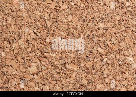 Die Oberfläche aus natürlichem Kork zeigt kräftige Texturen und warme Erdfarben, perfekt für Bastelarbeiten. Stockfoto