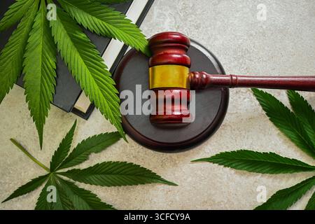 Richter Hamel und Cannabisblätter auf einem Tisch, symbolisiert die Legalisierung von medizinischem Marihuana. Stockfoto
