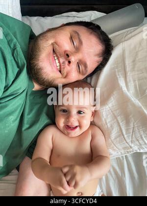 Vater und Baby genießen einen glücklichen Moment Stockfoto