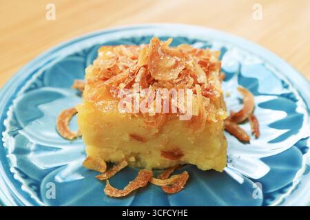 Köstliches, beliebtes thailändisches Dessert namens Khanom Mo Kaeng Tua, ein stärkehaltiger Mung-Bohnen-Pudding, garniert mit knusprig gebratenen Schalotten Stockfoto