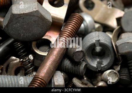 Ein verschlissener Werkzeugkasten mit rostigen Muttern, Bolzen und Schrauben erzählt eine reiche Geschichte. Stockfoto