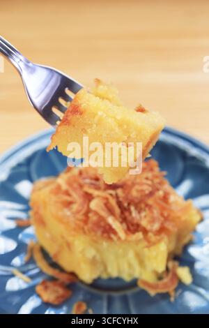 Köstliches, beliebtes thailändisches Dessert namens Khanom Mo Kaeng Tua, ein stärkehaltiger Mung-Bohnen-Pudding, garniert mit knusprig gebratenen Schalotten Stockfoto