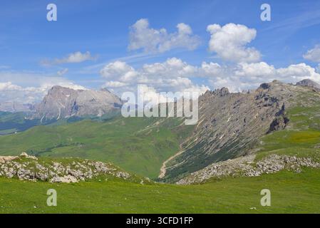 Spektakulärer Panoramablick auf das weitläufige Hochplateau der Seiser Alm, Seiser Alm, Italien. Stockfoto