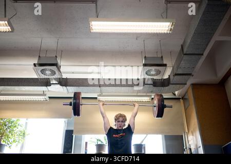 Berlin, Deutschland. August 2025. Gewichtheber Kiara klug trainiert. Quelle: Sebastian Gollnow/dpa/Alamy Live News Stockfoto