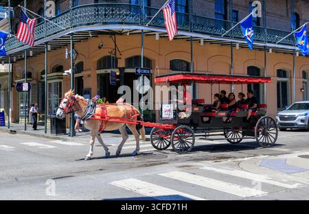 Pferdekutsche vorbei an Rue Royale Antoine Restaurant, Royal Street, Louisiana, USA Stockfoto