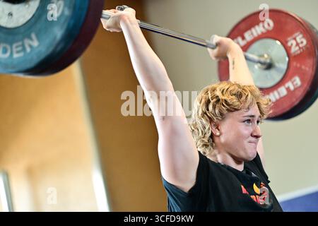 Berlin, Deutschland. August 2025. Gewichtheber Kiara klug trainiert. Quelle: Sebastian Gollnow/dpa/Alamy Live News Stockfoto