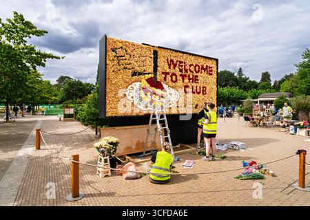 Eine große Plakatwand mit Blumendesign, die die neue Netflix-Serie The Thursday Murder Club im RHS Garden Wisley, Surrey, vorstellt Stockfoto