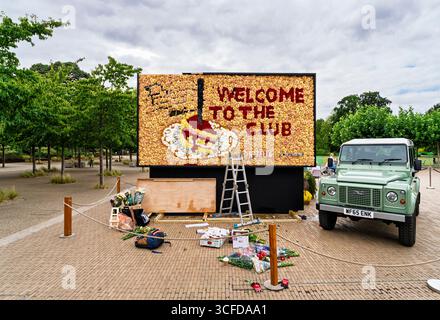 Eine große Plakatwand mit Blumendesign, die die neue Netflix-Serie The Thursday Murder Club im RHS Garden Wisley, Surrey, vorstellt Stockfoto