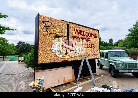 Eine große Plakatwand mit Blumendesign, die die neue Netflix-Serie The Thursday Murder Club im RHS Garden Wisley, Surrey, vorstellt Stockfoto