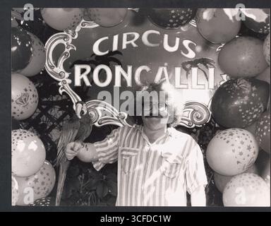 Porträt des österreichischen Zirkusdirektors, Regisseurs und Clowns Bernhard Paul (*20.05.1947) - Paul gründete 1975 mit dem Künstler André Heller den Circus Roncalli, den Paul nach der schnellen Trennung von Heller ab 1978 für die Neugründung in der Kölner Südstadt vorbereitete. - Nach der Premiere am 4. Juni 1980 in Köln trat er selbst oft in der Manege auf und verkörperte die Clownsfigur des Dummen Augusts als „Zippo“. - Foto vom 25.05.1983 Stockfoto