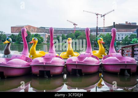 Kongresshalle Nürnberg mit Dutzendteich und Freizeitbooten Stockfoto
