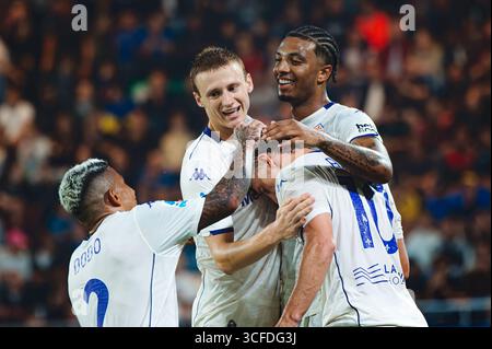 Presov, Slowakei. August 2025. Auf dem Foto feiern Fiorentina-Spieler das Tor, Pietro Comuzzo (Mitte), Cher Ndour (rechts oben) während des Spiels Polissya Zhytomyr gegen Fiorentina 0:3 im Futbal Tatran Arena Stadion, Slowakei. Quelle: Robert Skalski/Alamy Live News Stockfoto