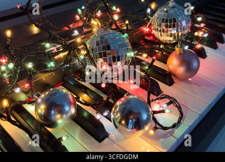 Klaviertastatur mit Weihnachtsdekoration, Nahaufnahme Stockfoto