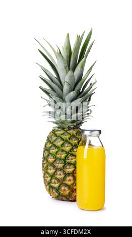 Leckerer Saft in Glasflasche und Ananas isoliert auf weiß Stockfoto