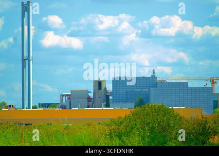 Müllverbrennungsanlage und Blockheizkraftwerk in Coburg, Deutschland, mit industrieller Architektur und Energieinfrastruktur. Stockfoto