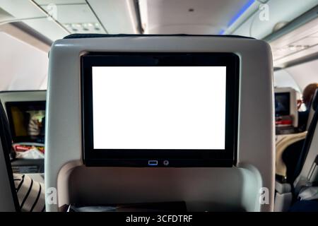 Close-up-LCD-Bildschirm hinten im Flugzeug Technologie für Unterhaltung. Flugzeug sitze mit Bildschirm Monitor Service für Pkw Unterhaltung Stockfoto