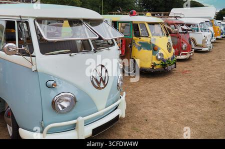 Eine Reihe VW-Wohnwagen. Stockfoto