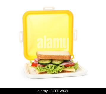 Offene Lunchbox mit leckerem Sandwich, isoliert auf weiß Stockfoto