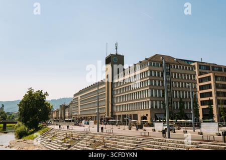 Zürich, Schweiz, 19. August 2025. Hauptsitz des Postdienstgebäudes in der Nähe des Flusses Sihl in der Innenstadt nahe dem Hauptbahnhof. Weitwinkelansicht, sonnige s Stockfoto