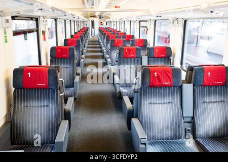 Zürich, Schweiz, 19. August 2025. Leere First-Class-Sitze im stationären öffentlichen Personenzug in Europa. Weitwinkelansicht, hell, keine Personen Stockfoto