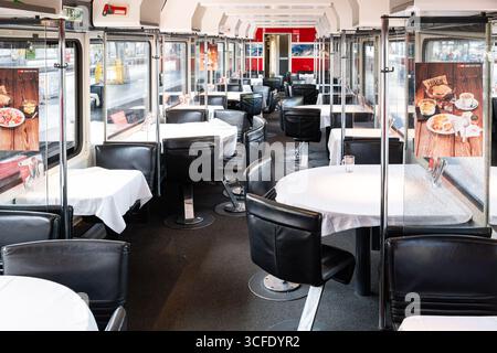 Zürich, Schweiz, 19. August 2025. Leere Sitze im Restaurantwagen im öffentlichen Personenzug. Weitwinkelansicht, keine Personen Stockfoto