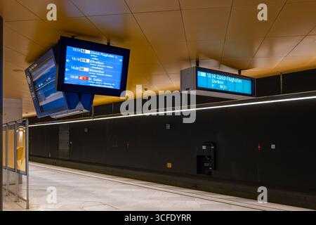Zürich, Schweiz, 19. August 2025. Beleuchteter, elektronischer Fahrplan oder Fahrplan im unterirdischen Bahnsteig des Hauptbahnhofs. Weitwinkelansicht, kein Peo Stockfoto