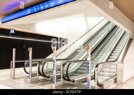 Zürich, Schweiz, 19. August 2025. Leere Rolltreppe mit Geländer im unterirdischen Zürcher Hauptbahnhof. Weitwinkelansicht, keine Personen Stockfoto