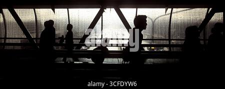 Gehweg über die Phaya Thai Road, Eingang zum MBK Center, Bangkok, Thailand Stockfoto