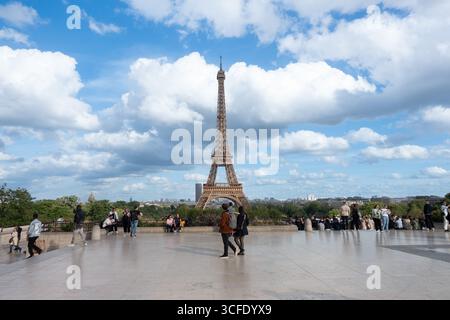 Touristen, die den Eiffelturm vom Trocadero am späten Nachmittag aus besichtigen, Paris, Frankreich, Europa. Stockfoto