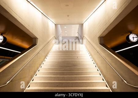 Zürich, Schweiz, 19. August 2025. Helles, leeres, großes Treppenhaus mit Geländer im unterirdischen Hauptbahnhof. Weitwinkelansicht, keine Personen Stockfoto