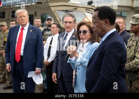 Washington, Usa. August 2025. US-Präsident Donald Trump, links, hört auf US-Staatsanwalt für den District of Columbia Jeanine Pirro, 2. Rechts, während eines Besuchs in der Park Police Anacostia Operations Facility, 21. August 2025 in Washington, DC. Von links: Präsident Donald Trump, Innenminister Doug Burgum, US-Staatsanwältin Jeanine Pirro und Bürgerrechtsanwalt Leo Terrell. Quelle: TIA Dufour/DHS Photo/Alamy Live News Stockfoto