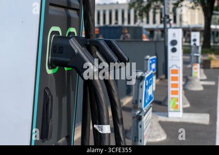 21.08.2025, Tallinn, Estland: Nahaufnahme des Steckverbinders und Kabels der Ladestation für Elektroautos. Stockfoto