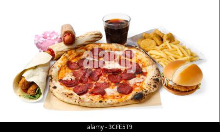 Köstliche Pizza, Cola und andere Fast Food isoliert auf weiß Stockfoto