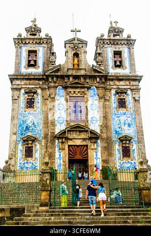 Porto, Portugal - 9. Juli 2025: Die Keramikfliesen an der Fassade der Kirche Saint-Ildefonse in Porto Portugal Stockfoto