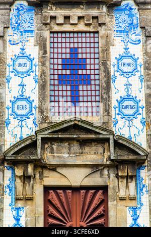 Porto, Portugal - 9. Juli 2025: Die Keramikfliesen an der Fassade der Kirche Saint-Ildefonse in Porto Portugal Stockfoto