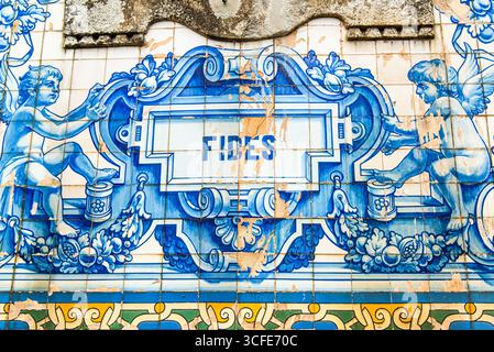 Porto, Portugal - 9. Juli 2025: Die Keramikfliesen an der Fassade der Kirche Saint-Ildefonse in Porto Portugal Stockfoto