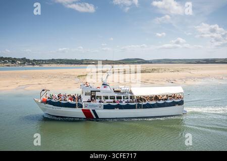 Padstow Cornwall, Großbritannien. August 2025. Touristen genießen das schöne sonnige Wetter zu Beginn des Feiertags-Wochenendes im August. Einige Unternehmen eine Reise mit der berühmten Jubilee Queen auf einer Reise um die lokale Küste. Quelle: Julian Eales/Alamy Live News Stockfoto