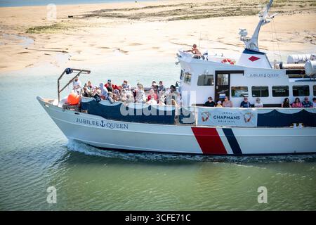 Padstow Cornwall, Großbritannien. August 2025. Touristen genießen das schöne sonnige Wetter zu Beginn des Feiertags-Wochenendes im August. Einige Unternehmen eine Reise mit der berühmten Jubilee Queen auf einer Reise um die lokale Küste. Quelle: Julian Eales/Alamy Live News Stockfoto