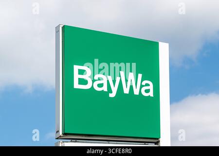 Mindelheim, Bayern, Deutschland - 22. August 2025: BayWa-Logo auf grünem Firmenzeichen. BayWa ist ein internationales Handelsunternehmen in den Bereichen Landwirtschaft, Energie und Baustoffe *** BayWa-Logo auf einem grünen Firmenschild. BayWa ist ein internationales Handelsunternehmen in den Bereichen Landwirtschaft, Energie und Baustoffe Stockfoto