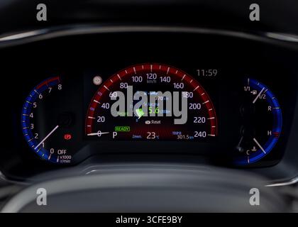 Modernes Armaturenbrett mit Tachometer und digitaler Anzeige Stockfoto