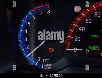 Nahaufnahme des Tachometers und des Tachometers auf dem Armaturenbrett Stockfoto