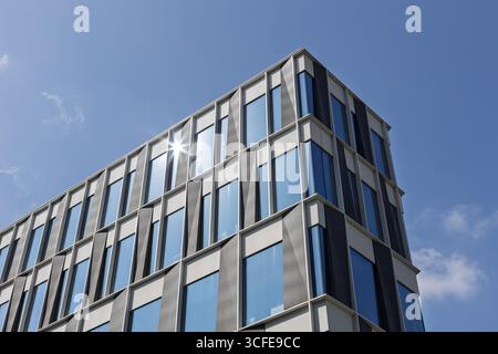 Moderne Bürofassade mit Sonnenlichtreflexion Stockfoto