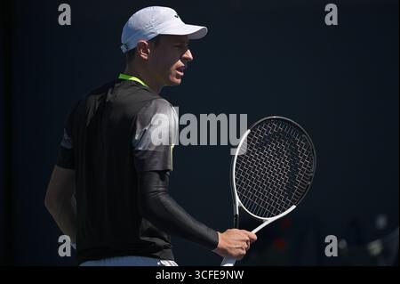 New York, Usa. August 2025. Der belgische Kimmer Coppejans wurde während eines Tennisspiels gegen peruanische Buse in der dritten Runde der Qualifikation für die Männer-Singles des US Open Grand Slam-Tennisturniers 2025 in New York City, USA, am Freitag, den 22. August 2025 in Aktion gezeigt. BELGA FOTO TONY BEHAR Credit: Belga News Agency/Alamy Live News Stockfoto