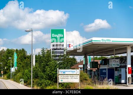 Mindelheim, Bayern, Deutschland - 22. August 2025: Die BayWa Tankstelle in Mindelheim mit Preistafel und Zapfsäulen Stockfoto