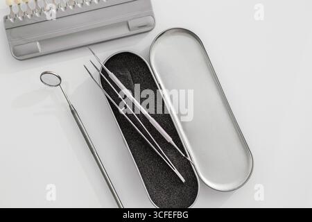 Stomatologie. Die genaue Untersuchung der wichtigsten zahnärztlichen Instrumente zur Reinigung und Behandlung von Hohlräumen in einer gut ausgestatteten Zahnarztpraxis Stockfoto