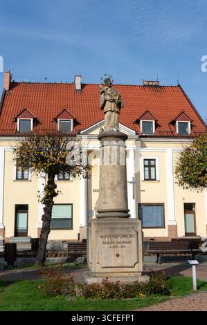 Statue des heiligen Johannes von Nepomuk (św. Jan Nepomucen) vor der Pfingstkirche (kościół zielonoświątkowy), Marktplatz (Rynek). Żory, Polen. Stockfoto