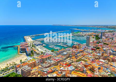 Panoramablick auf die Altstadt von Alicante, Panorama auf das historische Zentrum von Alicante, Zentrum von Alacant, Hafen von Alicante Seehafen mit Yachten i Stockfoto